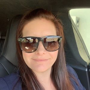 Meet your Posher, Adrienne